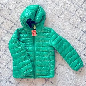 Size 6/7, NWT Primary lightweight puffer jacket in color “grass”